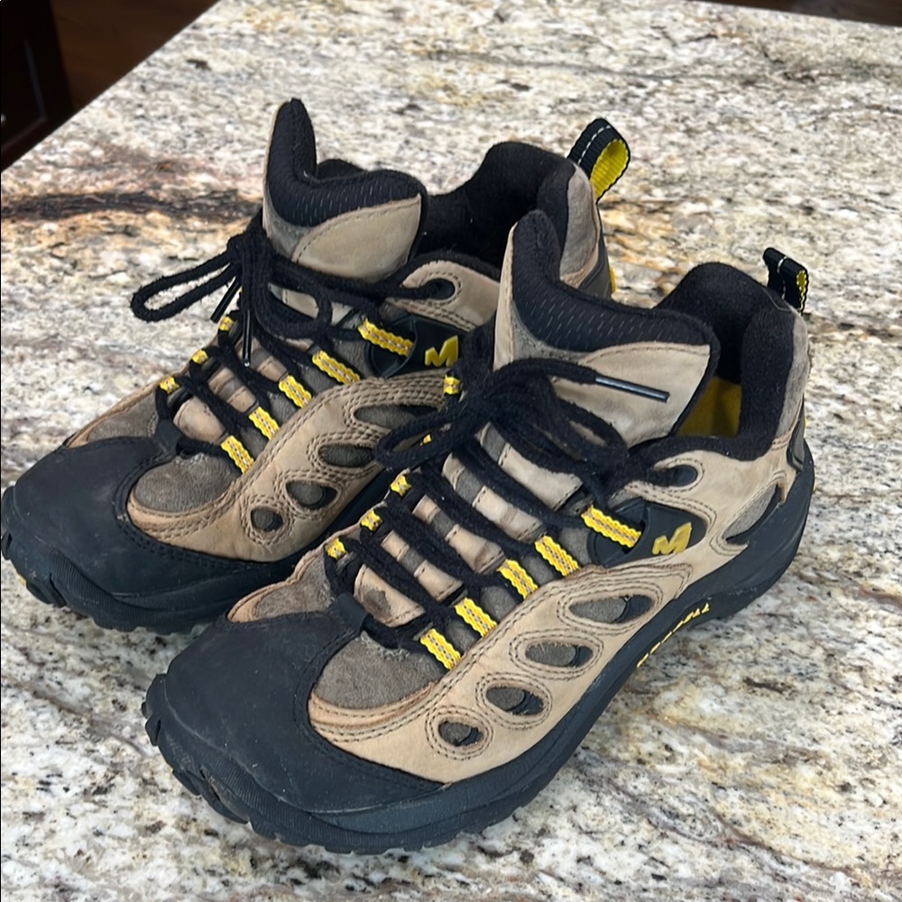 Women’s  Black and Tan Hiking Shoes Merrill 7.5

Great condition